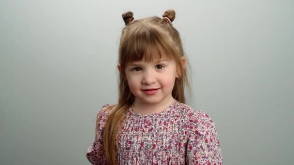 Kafkasyalı Bir Kızın Neşeli Bir Şekilde Oynaşıp Gülümsemesi Yüksek Kaliteli — Stok video