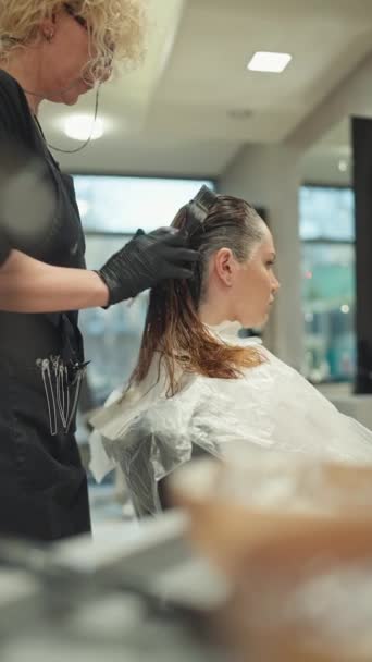 직업적인 Businesswomens 이미지 미장원에 머리를 직업적인 아름다움 절차를 고품질 — 비디오