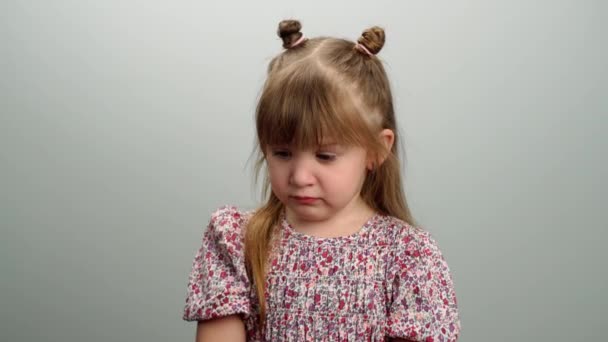 Zbliżenie Białej Dziewczyny Uczuciem Obelgi Której Łzy Oczach Konflikt Dzieciństwa — Wideo stockowe