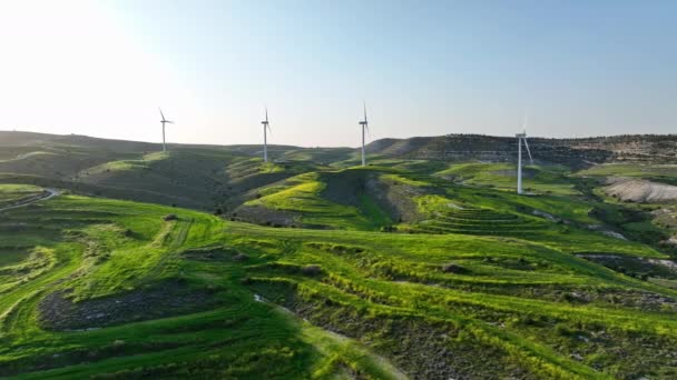 自然の力を利用する 緑豊かな景観の中でクリーンな電気を生み出す風車の空気パノラマ 高品質の4K映像 — ストック動画