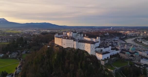 オーストリアのザルツブルクにあるこの古代の要塞の美しさを発見し 豊かな歴史と建築グランデを探索し 観光と旅行に最適 — ストック動画
