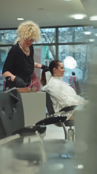 Zabieg Kosmetyczny Kolor Włosów Precyzyjne Farbowanie Aplikacji Salon Makeover Wysokiej — Wideo stockowe