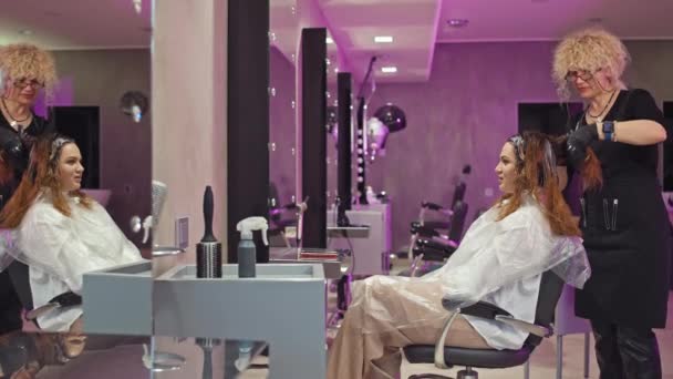 Coiffeur Teint Les Cheveux Une Femme Affaires Dans Salon Beauté — Video