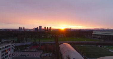 Vienna Austria Night Cityscape from Upbove - Vibrant Megacity 'deki Parlak Şehir Işıkları ve Yükselen Gökdelenler' in Muhteşem Hava Perspektifi. Yüksek kalite 4k görüntü