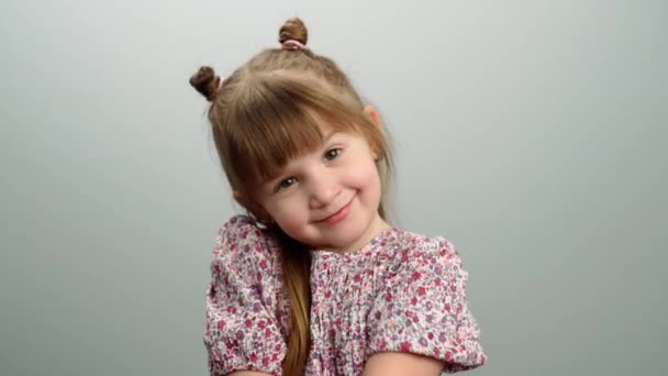 Ritratto Una Bambina Caucasica Con Timido Sorriso Emotivo Felicità Gioia — Video Stock