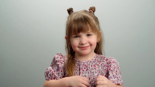 Portrét Kavkazské Holčičky Pocitem Štěstí Úsměvu Zábavné Dětství Neplech Vysoce — Stock video