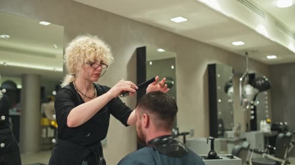 Berber Sanatları Profesyonel Güzellik Saç Sağlığına Odaklanan Makasla Saç Kesimi — Stok video