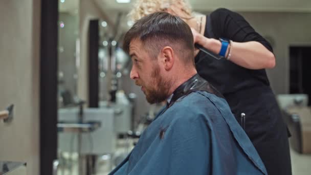 Eccellenza Estetica Donna Parrucchiere Dimostrando Competenza Con Clippers Mans Hair — Video Stock