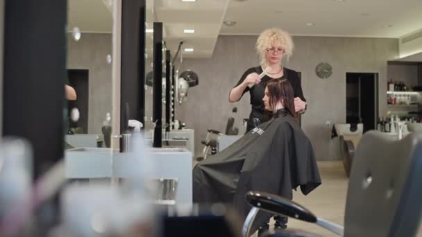 Biznesmenka Strzyże Się Salonie Piękności Profesjonalny Fryzjer Strzyże Dziewczyny Wysokiej — Wideo stockowe