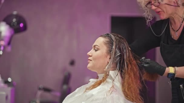 Glamorous Haj Átalakítása Professzionális Stylist Színek Haj Lenyűgöző Szépség Átalakítása — Stock videók