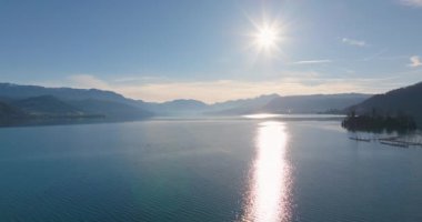 Traunsee Gölü Hava Manzarası: Doğa Turizmi İçin İdeal Varış Yeri olan Muhteşem Avusturya Alpleri Arasındaki Görkemli Su Vücutlu Doğanın Bozulmamış Güzelliğini Keşfedin. Yüksek kalite 4k 