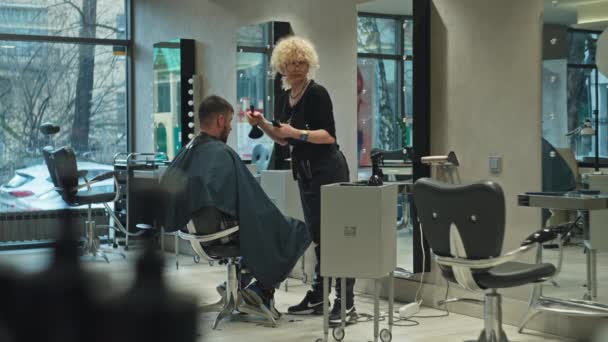 精密理发 理发师在沙龙里用剪子剪头发 强调美感和健康 高质量的4K镜头 — 图库视频影像