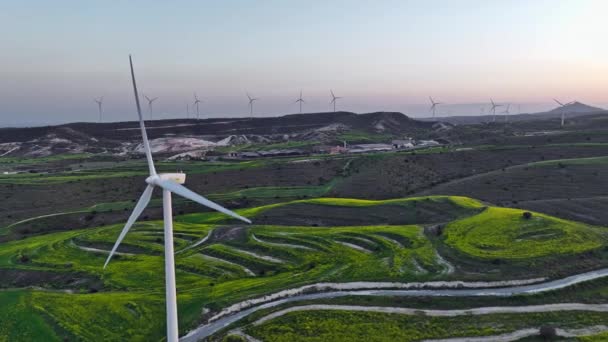Obnovitelná Energie Soumraku Letecké Záběry Větrných Mlýnů Vyrábějících Ekologickou Elektřinu — Stock video