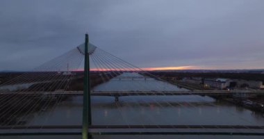 Viyana Avusturya 'nın Altın Saatlik Hava Manzarası - Avrupa Turizm Şehri' nde Tuna Nehri 'nin karşısındaki köprülerin panoramik manzarası. Yüksek kalite 4k görüntü