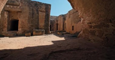 Kıbrıs Rum Kesimi 'nin Paphos adasındaki Kral' ın Mezarı turist kalıntıları. Antik şehir arkeolojik kazılarda antik binalar. Yüksek kalite 4k görüntü