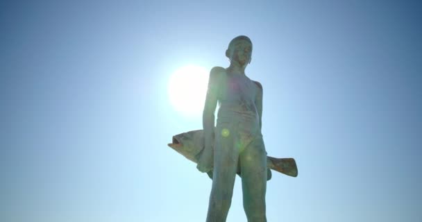 Памятник Парень Украл Рыбу Пафосе Кипре Туризм Путешествия Высококачественные Кадры — стоковое видео