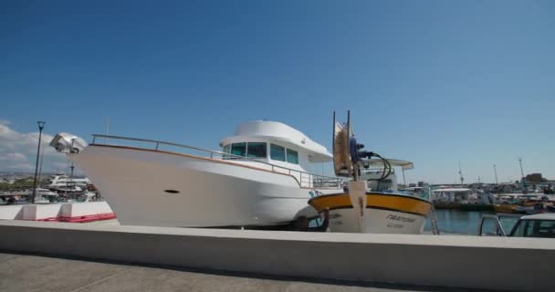 Marina Terraplén Pjalá Chipre Hermosos Barcos Yates Están Amarrados Puerto — Vídeos de Stock