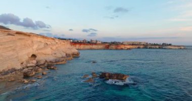 Kıbrıs Adası 'ndaki Enfes Beyaz Uçurumları Gösteren Panoramik Hava Sahnesi, Akdeniz Tatil Yeri, Kıyı Dinginliği, Kayalara vuran Dalgalar. Yüksek kalite 4k görüntü
