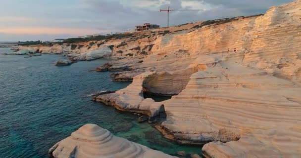 Häpnadsväckande Flygbilder Vackra Vita Klippor Cypern Island Medelhavet Turistmål Sea — Stockvideo