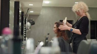Saç için Güzellik Prosedürü: İş kadınları için Profesyonel Saç Tıraşı. Yüksek kalite 4k görüntü