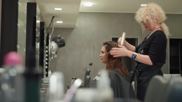 Beauty Procedure Hair Professional Haircut Businesswomen Dalam Bahasa Inggris Rekaman — Stok Video