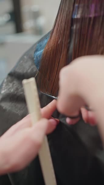 Beauty Salon Εμπειρία Κοντινό Πλάνο Των Κομμωτών Ψαλίδι Κοπή Μια — Αρχείο Βίντεο