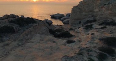 Günbatımı Huzuru: Kıbrıs Adası 'ndaki Beyaz Uçurumların Hava Görüntüsü. Yüksek kalite 4k görüntü