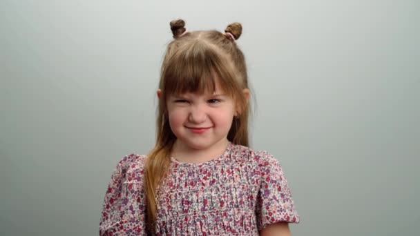 Retrato Menina Caucasiana Com Emoção Facial Irritada Jogos Infantis Travessuras — Vídeo de Stock