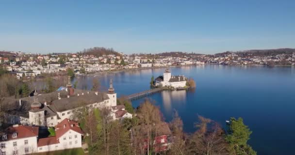 オルタ城の空想的な眺め オーストリアのトラウノス湖 アルプス山脈の風景と湖に橋がある美しいサルヴァーノの建物 高品質の4K映像 — ストック動画