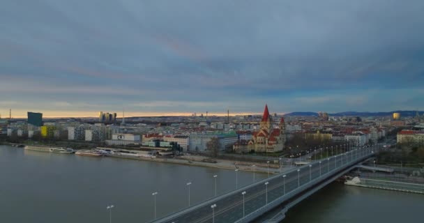 Letecký Pohled Západ Slunce Vídni Rakousko Stará Katedrála Břehu Dunaje — Stock video