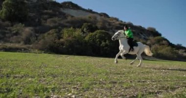 Nature Equestrian Adventure: Girl Thaving Horseback Ride on Ranch, Lifestyle of Riding in Sersemletici Doğal Manzaralar, Love for Animals and Joy Care. Yüksek kalite 4k görüntü