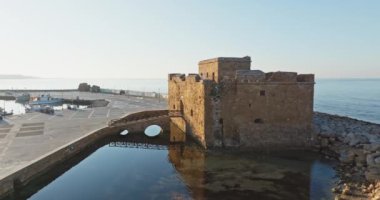 Paphos, Kıbrıs Rum Kesimi 'nin keşfi: Deniz kenarındaki Tarihi Taş Kale' nin havadan görünüşü, geçmişe kısa bir bakış sunuyor. Yüksek kalite 4k görüntü