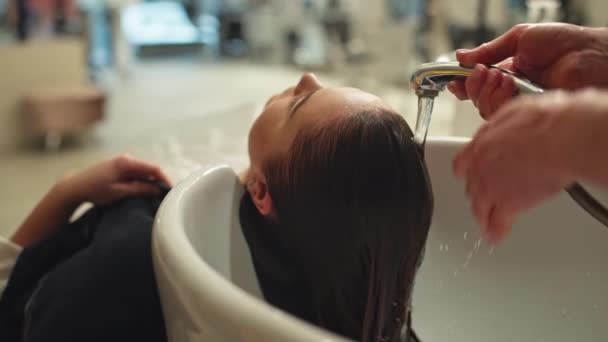 Saç Bakımı Ritüeli Kadın Kuaförü Saç Renge Hazırlıyor Güzellik Salonundaki — Stok video
