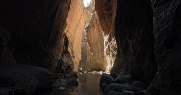 塞浦路斯Avakasi峡谷的景观 这条河流在美丽的山地岩石之间的峡谷中流淌 高质量的4K镜头 — 图库视频影像