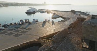 Kıbrıs Rum Kesimi 'nin Paphos kentinde, Fort Castle ve Akdeniz' de botlarla çekilmiş Port ve Marina Manzaralı Hava Görüntüleri. Yüksek kalite 4k görüntü
