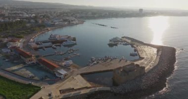 Kıbrıs, Paphos 'taki liman ve limanın büyüleyici hava manzarası, Kale, Yatlar ve balıkçı tekneleri. Yüksek kalite 4k görüntü