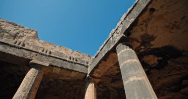 Kıbrıs, Paphos 'ta güzel sütunları olan antik harabeler. Roma döneminin antik duvarları ve şehirlerinin arkeolojik kazıları. Yüksek kalite 4k görüntü