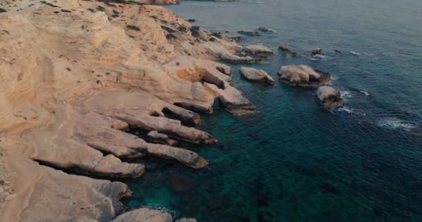 从空中看塞浦路斯岛上宏伟的白崖 地中海自然美 海滨务虚会 海浪冲刷岩石 高质量的4K镜头 — 图库视频影像