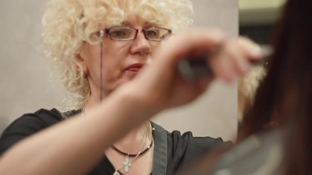 Διαδικασίες Ομορφιάς Για Μαλλιά Επαγγελματικό Κούρεμα Για Τις Γυναίκεςbusinesswomen Φροντίδα — Αρχείο Βίντεο