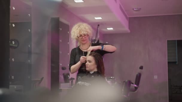Fryzjer Obcina Kobietom Długie Włosy Nożyczkami Grzebieniem Styl Życia Zabiegi — Wideo stockowe