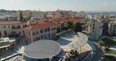Kıbrıs 'ın Pathos kentinin havadan görünüşü. Turist kasabasının tarihi sokaklarının şehir mimarisi. Evleri, güzel yolları ve hayatı var. Yüksek kalite 4k görüntü