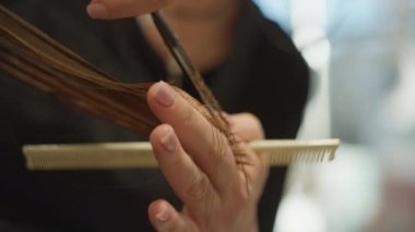 Profesyonel Kuaför: Kuaförlerin Yakın Çekimi Bir Kadın Saçını Kesen, Güzellik Salonunda Şık ve Moda Görünümü Yaratan. Yüksek kalite 4k görüntü