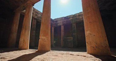 Kendinizi Tarihe Gömülün: Kıbrıs Rum Kesimi 'nin Paphos kentindeki Kral' ın Mezarı 'nda Antik Yunan Harabeleri ve Eski Sütunları Keşfedin. Yüksek kalite 4k görüntü