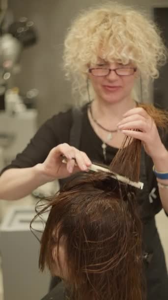 ヘアヘルスとスタイル ビジネスウーマン 美容院のヘアケア 髪のためのプロフェッショナルな美容手順のためのプロフェッショナルヘアカット 高品質の4K映像 — ストック動画