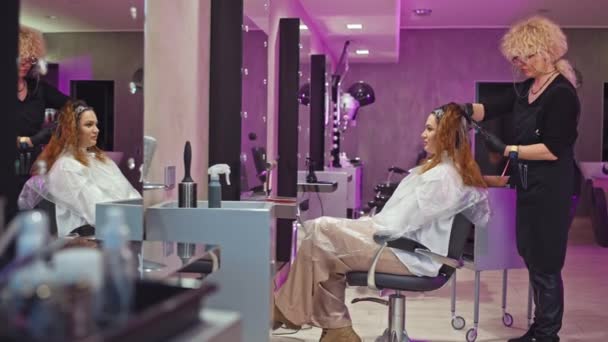 Coafor Colectează Părul Unei Femei Afaceri Într Salon Înfrumusețare Vopsirea — Videoclip de stoc