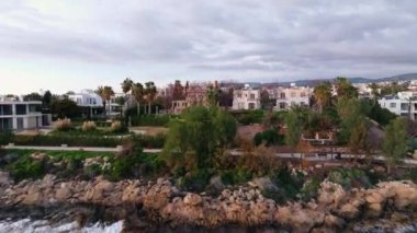 Sunset Splendor: Paphos, Kıbrıs 'ta Nefes Kesen Kentsel ve Doğal Manzaralı Kıyı Yaşamının Hava Görüntüleri. Yüksek kalite 4k görüntü