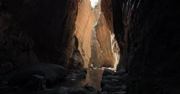 塞浦路斯Avakasi峡谷的景观 太阳穿过河流流经的岩石之间的峡谷 在群山中休息 高质量的4K镜头 — 图库视频影像