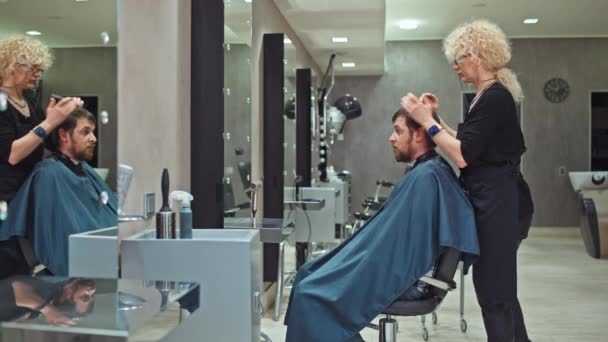 专业美容美发沙龙内用剪子修剪美发的女理发师 高质量的4K镜头 — 图库视频影像