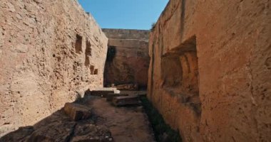 Paphos Kıbrıs 'ta Kral' ın antik kalıntılarının mezarı. Antik Yunan döneminin arkeolojik kazılarının binaları. Yüksek kalite 4k görüntü