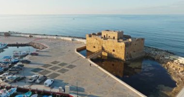 Kıbrıs Rum Kesimi 'nin Paphos kentindeki kalenin havadan görünüşü. Akdeniz 'in çevresindeki sularda bir turist adasında bir kale. Yüksek kalite 4k görüntü
